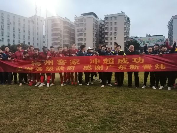 陈小昭急忙摆手道：外公，这药还是您留着吧，小昭不要。